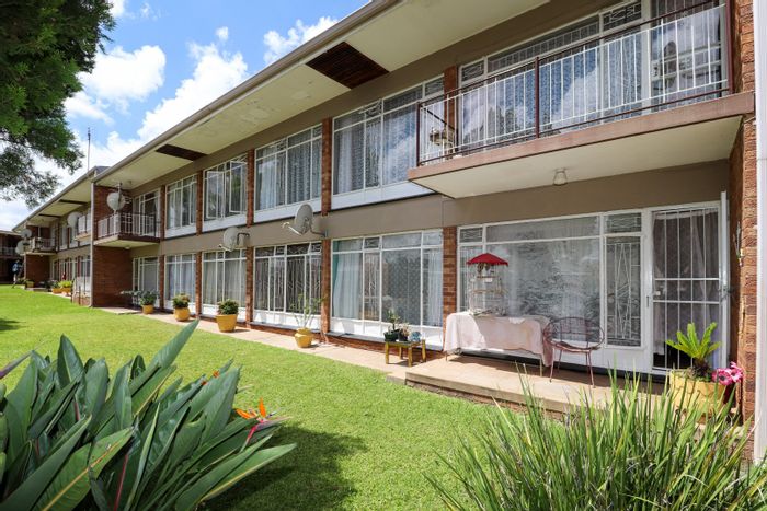 Flamwood Apartment For Sale: 2 bedrooms, communal garden, convenient access to amenities.