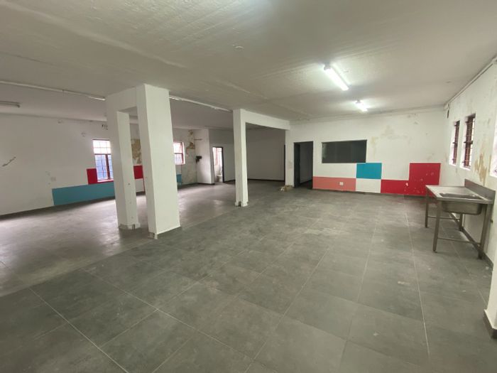 Flexible 309m2 industrial space to rent in Salt River with courtyard access.