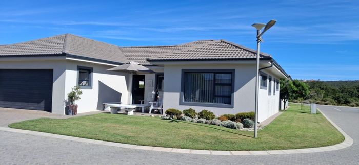 Voorbaai House For Sale: 2 beds, indoor braai, secure community, meals included.