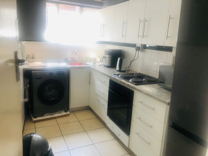 Durban Central Apartment To Rent: Student sharing, beds, wardrobes, kitchen, free Wi-Fi.