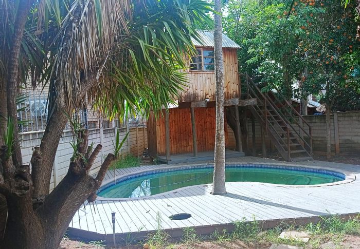 Bendor House To Rent: 2 Bedrooms, Pool, Carport, Close to Amenities.