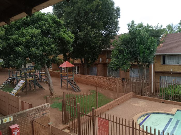 Windsor East Apartment For Sale: 2-bedroom duplex, communal pool, secure complex.