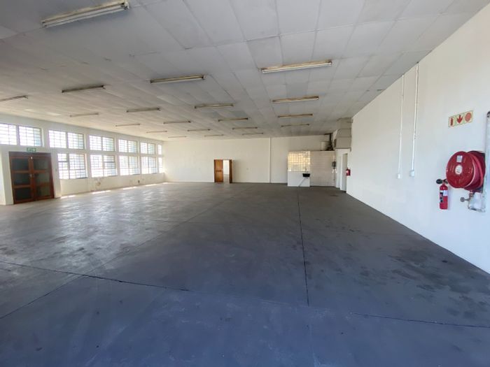 Industrial space to rent in Woodstock: 436m2, great visibility, multiple access points.