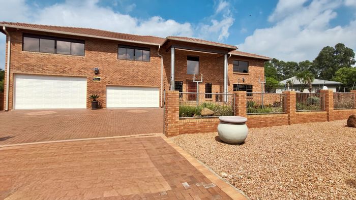 6-Bedroom House in Vaal Marina Central For Sale with 8-Car Garaging & Entertainment Features.