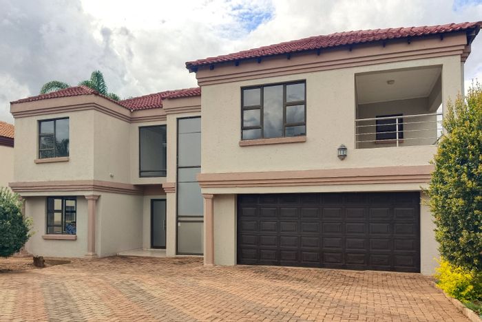 5-Bedroom House To Rent in Thornhill with garden, patio, and ample parking.