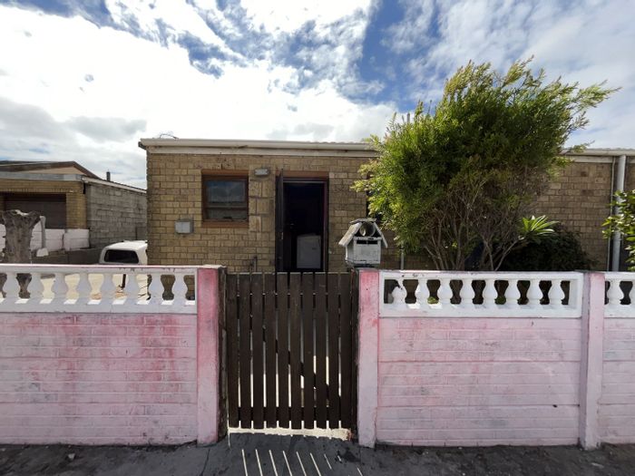 Westridge Gem: Spacious 3-Bed House, Ample Parking, Development Potential - For Sale!