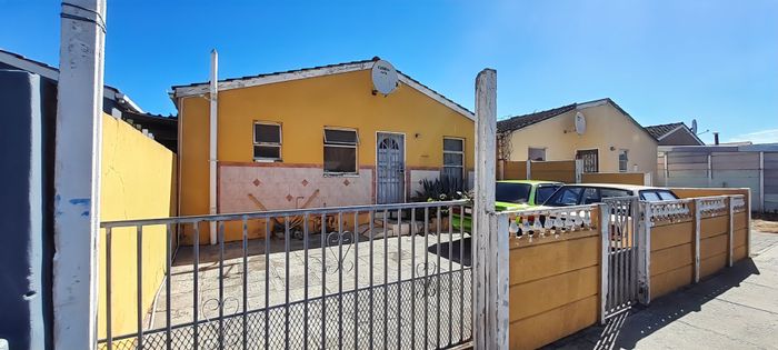 Portlands Family Home with Flatlet, Close to Amenities - For Sale!