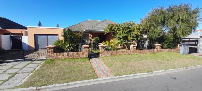 Grassy Park Gem: Spacious family home with flatlet, potential for extensions. For Sale.