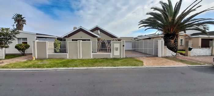 Grassy Park Gem: 3-Bedroom House with Garage & Entertainment Area - For Sale