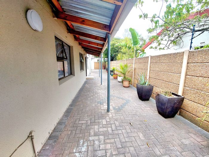 Pinelands House For Sale: 3 bedrooms, secure yard, braai room, close to schools.