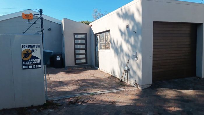 Pinelands House For Sale: 3 bedrooms, secure yard, braai room, close to schools.