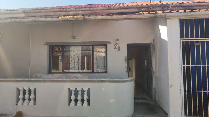 2-bedroom house in Salt River, close to amenities and public transport. For Sale.