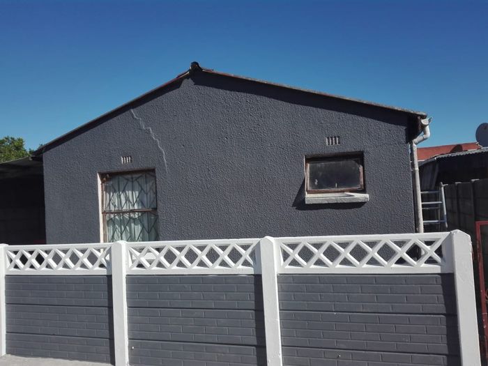 For Sale: Spacious Voorbrug Home with 3 Bedrooms, Open-Plan Kitchen & Enclosed Yard
