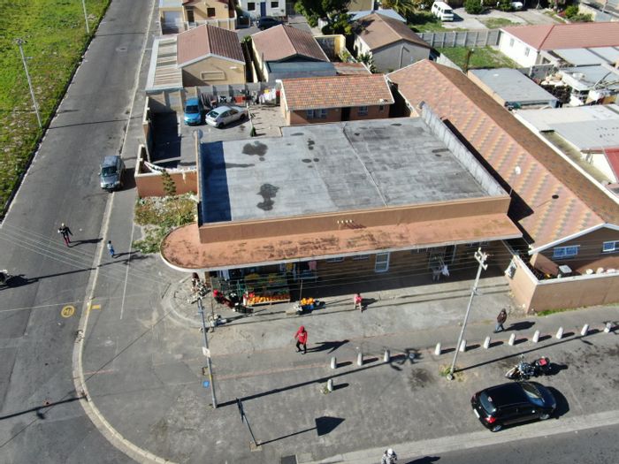 Commercial Property For Sale in Retreat: 8 Units, High Rental Income, Ample Parking.