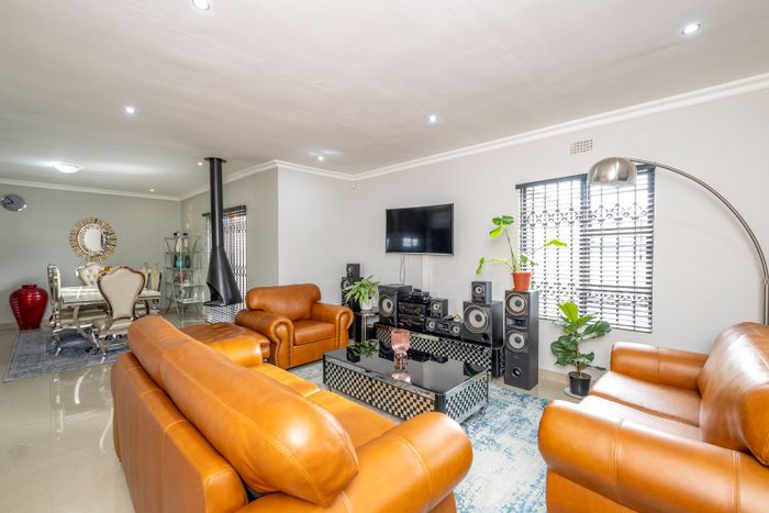 Modern Hagley House For Sale: 3 Beds, Entertainment Room, Double Garage