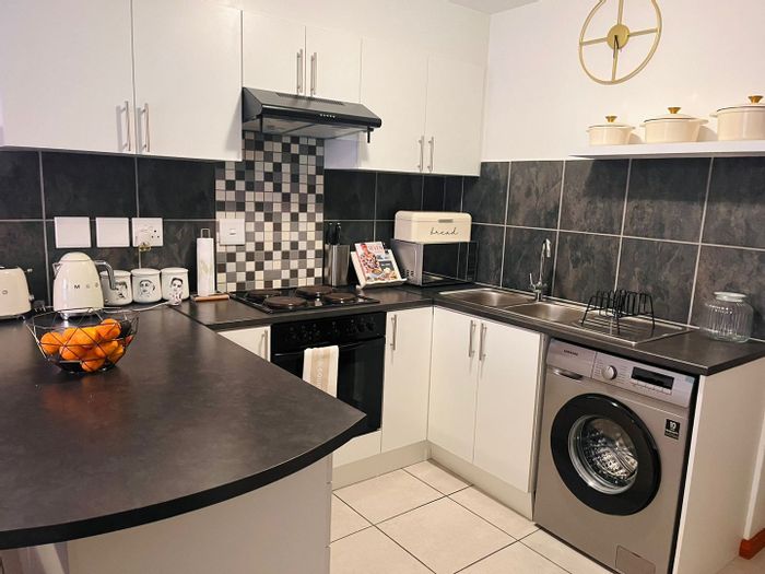 For Sale: Stratford Green Townhouse with Modern Kitchen, Secured Parking, and Investment Potential