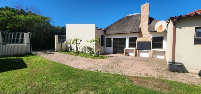 House for Sale in Redhouse: River access, spacious rooms, entertainment area, double garages.