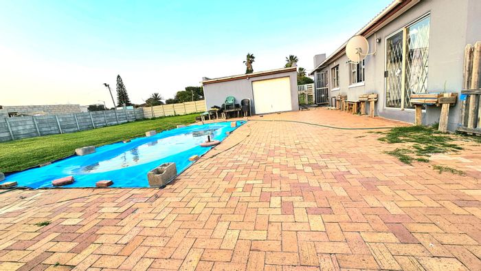 For Sale: House in Retreat with 4 bedrooms, pool, double garage, and borehole.