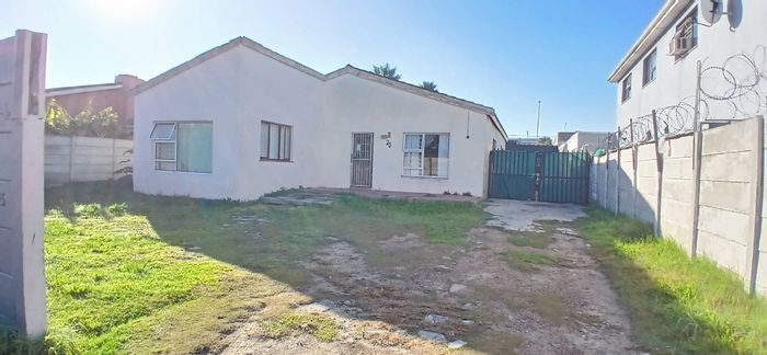 Property #2259569, House sold in Manenberg
