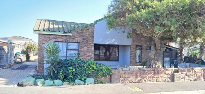 Property #2259570, House sold in Manenberg