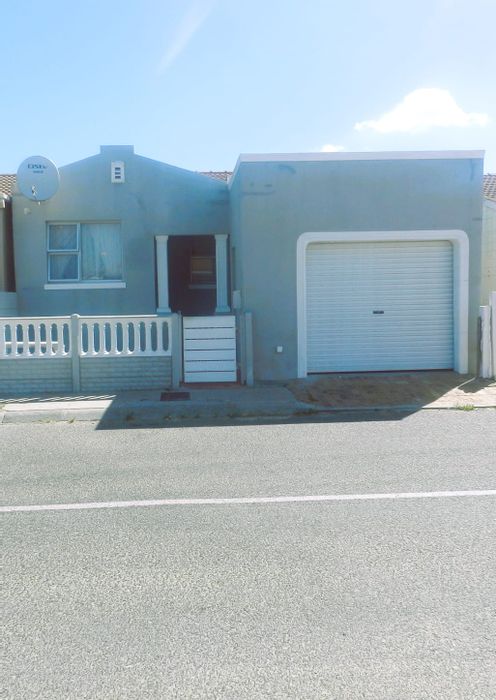 Rocklands House For Sale: 3 Bedrooms, Modern Kitchen, BBQ Area, Secure Garage