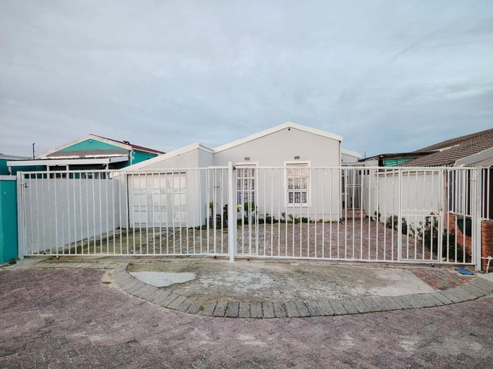 Property #2262692, House for sale in Strandfontein