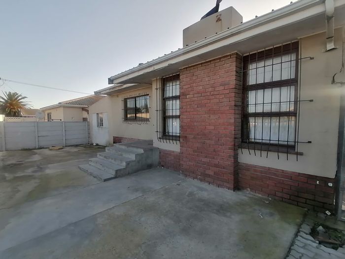 Eikendal House For Sale: Income Potential, Prime Location, Ample Parking, Versatile Units