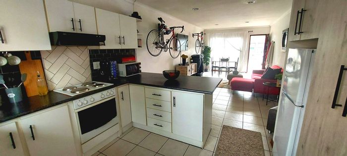 For Sale: House in Sonnekuil with open-plan living, spacious backyard, and garage.