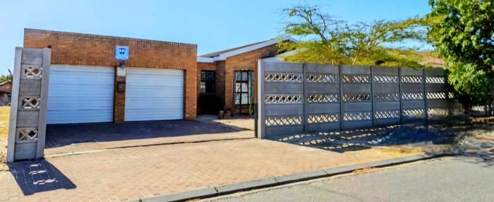 St Dumas House For Sale: 4 Bedrooms, Double Garage, Braai Room, JoJo Tanks