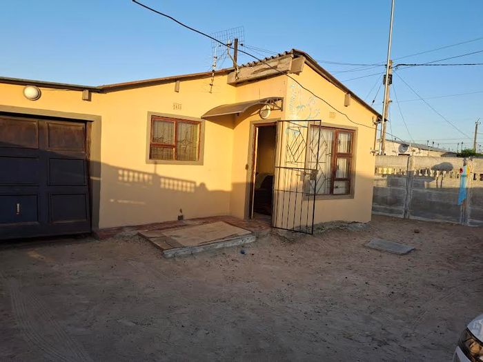 Charming 2-Bedroom House for Sale in Khayelitsha, Close to Amenities!