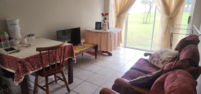 Heideveld Apartment For Sale: 2 Bedrooms, security, communal braai, and clubhouse.