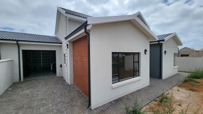 Modern House for Sale in Hartenbos Heuwels with Solar Features and Spacious Yard