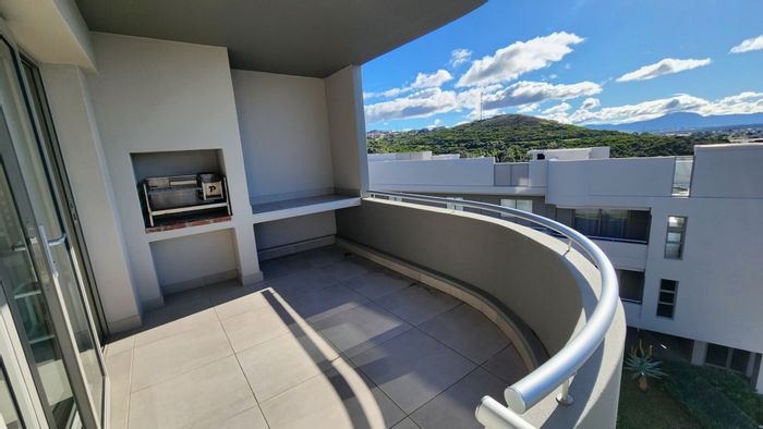 Island View Apartment For Sale: 3 beds, balcony with braai, pet-friendly, lift access.