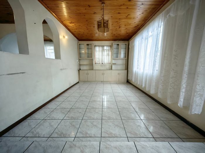 Spacious Eastridge House For Sale: 3 Bedrooms, Parking, Close to Amenities!
