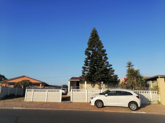 For Sale: House in Bishop Lavis with 2 bedrooms, open plan kitchen, and lounge.