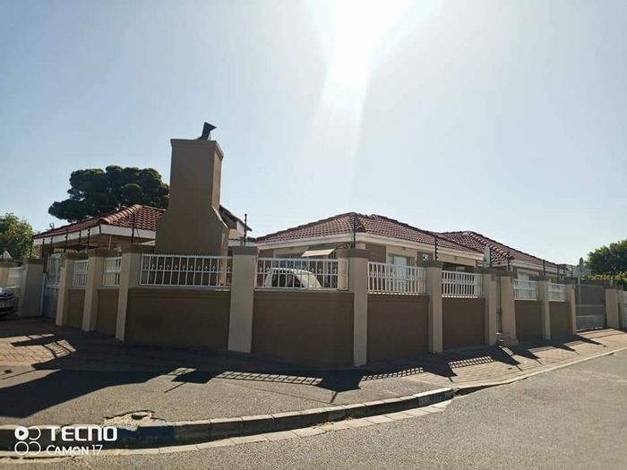 Charming Electric City House For Sale: 3 Bedrooms, Braai Area, Close to Amenities!