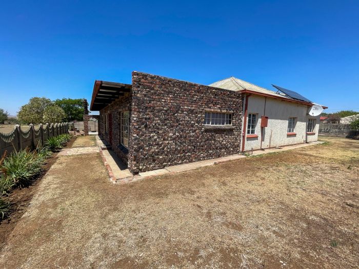 Spacious Theunissen Central House with Flatlet, Garden, and Eco-Friendly Features for Sale!