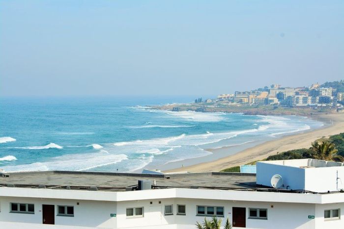 Stunning Manaba Beach Apartment For Sale: Ocean Views, Open Plan, Close to Amenities!