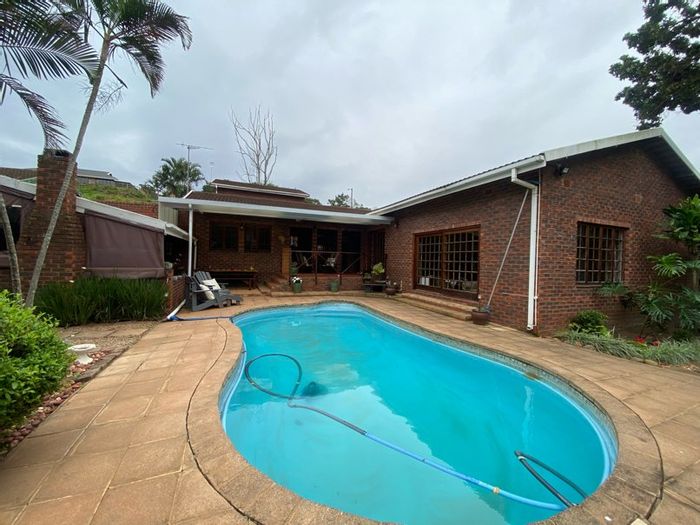 Spacious 4-Bedroom House in Widenham with Pool, Lapa, and Income-Generating Flat