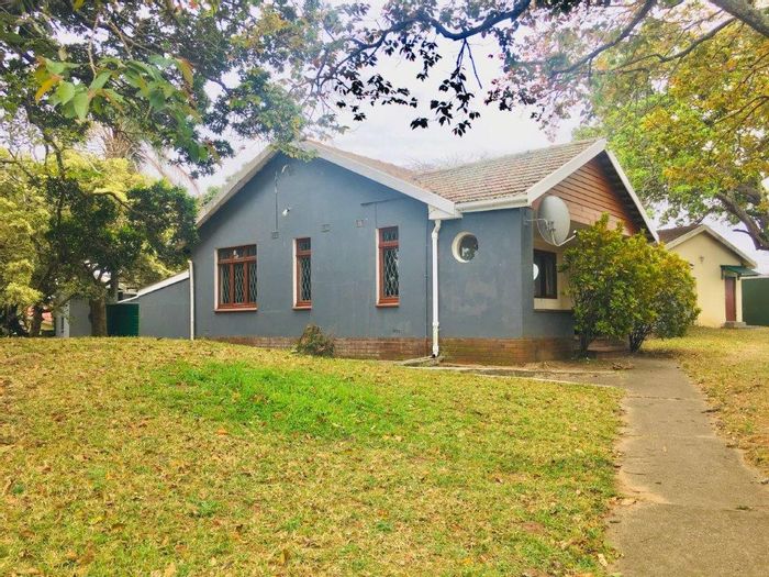 Versatile Port Shepstone Central Home with Flatlets, Spacious Land, and Great Amenities!