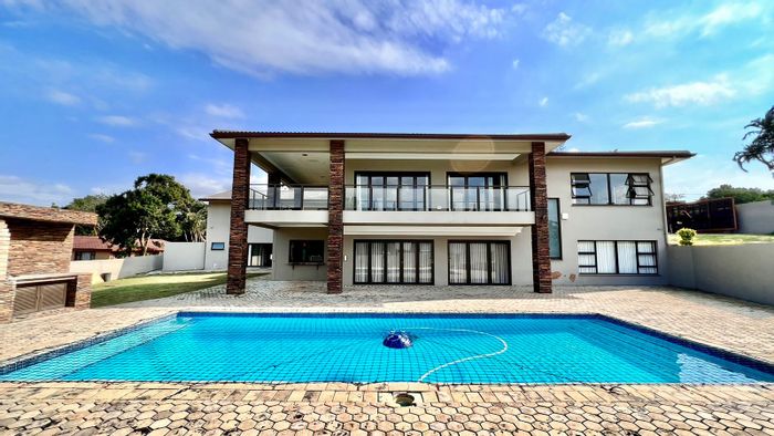 Stunning Umtentweni House For Sale: Spacious, Pool, Security, and Versatile Living!