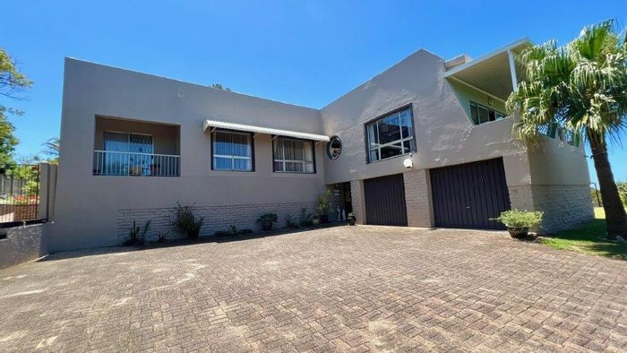 Stunning Uvongo House for Sale: Sea-Views, Spacious Rooms, and Guest Amenities!