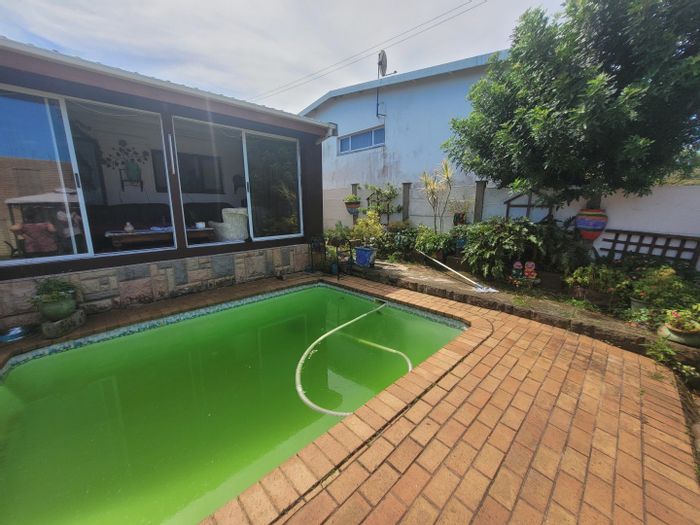 House For Sale in Sunwich Port: Pool, flatlet, patio, near beach and shops.