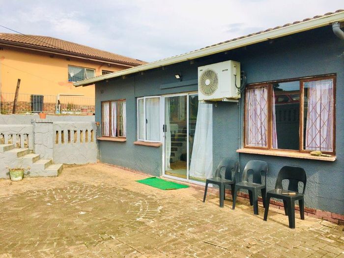 Modern 3-Bedroom House for Sale in Convenient Marburg Location Near Schools