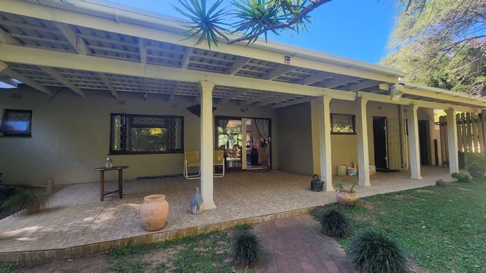 Spacious Umtentweni House For Sale: Pool, Flatlet Potential, Convenient Amenities Nearby!