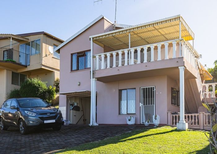 Townhouse for Sale in Hibberdene Central: Close to Beach, Amenities & Income Potential!