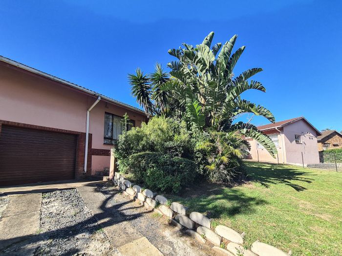 Spacious Uvongo House with Flat, Garages, and Outdoor Entertainment Area for Sale!