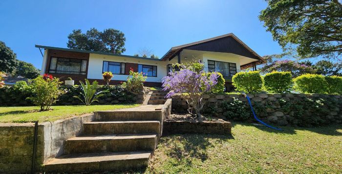 Spacious 4-Bedroom House for Sale in Umtentweni with Sea Views and Garden!