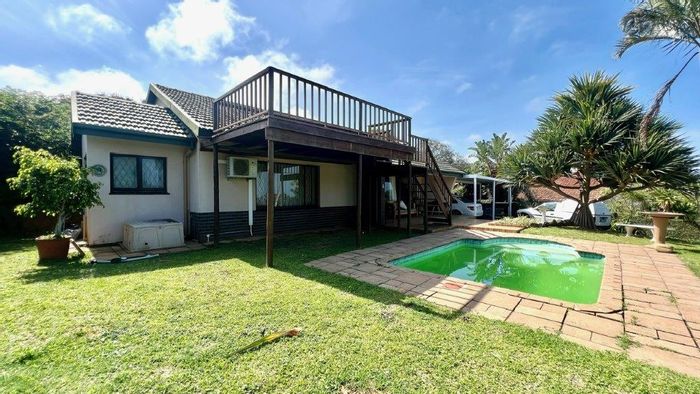 Seaside Family Haven in Uvongo: 4 Bedrooms, Pool, Flatlet, and Stunning Views!