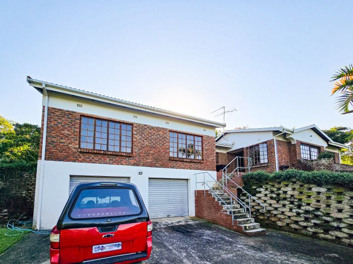 Umtentweni House for Sale: Versatile 4-Bedroom Home with Garden and Sea Views!